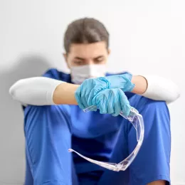 Mieux prendre en charge les professionnels de santé en souffrance