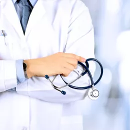 Médecin en blouse blanche