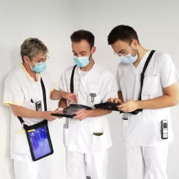 Personnel soignant utilisant des tablettes numérique