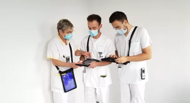 Personnel soignant utilisant des tablettes numérique