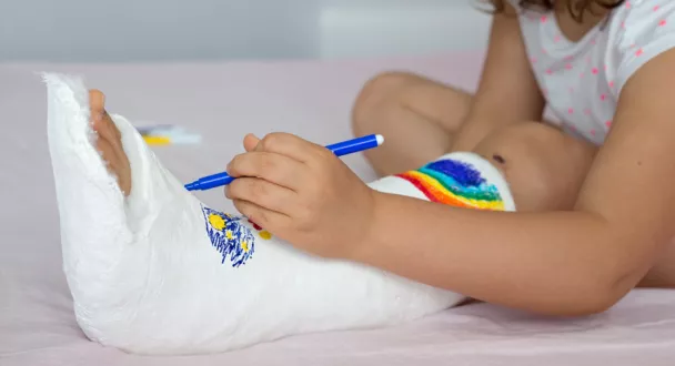 Un pôle orthopédique pédiatrique qui offre une prise en charge ultra-spécialisée des nourrissons jusqu’aux adolescents.